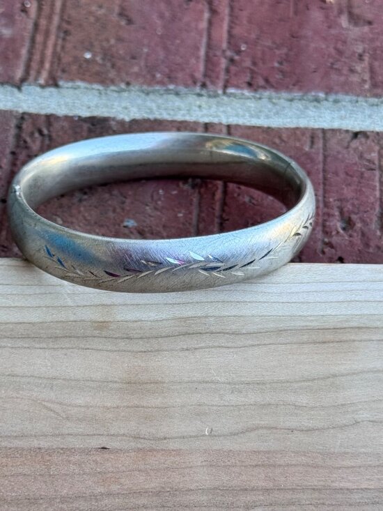 Sterling Jewelry - Vintage Sterling Silver Hinged Bangle Bracelet Engraved Leaf Design 7.25” 24.94g
